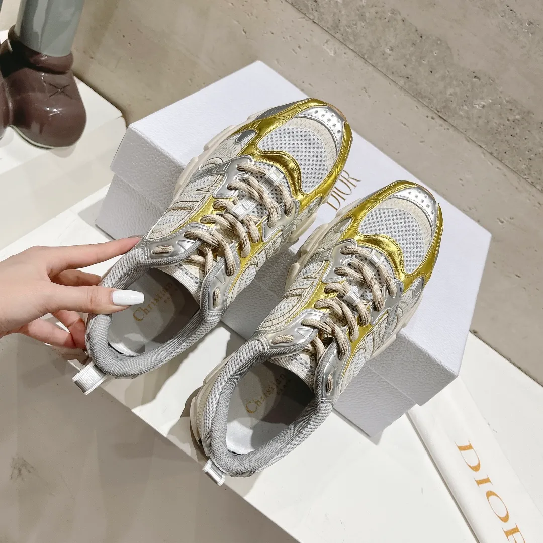 👟👟Ex-factory price 560👟👟 (top version) The latest hot model, the star model 2024 main hot product, the newly released Dior Dior Chrono new casual sports shoes, running shoes and dad shoes are really cool, full of futuristic feeling! Really cool! Once again interpreting Dior's concept of cool fashion, the lucky star will bless you with good luck. The new EVA sole is super light and super soft! A perfect replica of the original! Fully matched material and mold! ! 35-40
